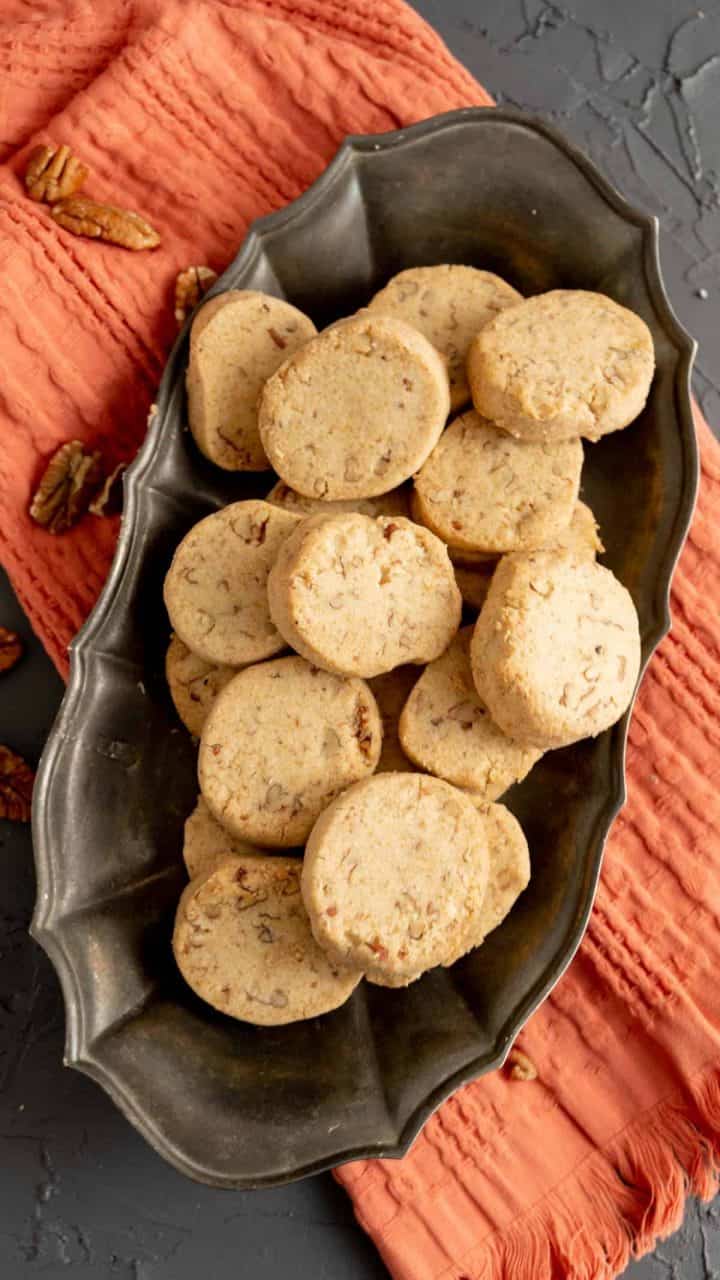 Cookies on the plate.