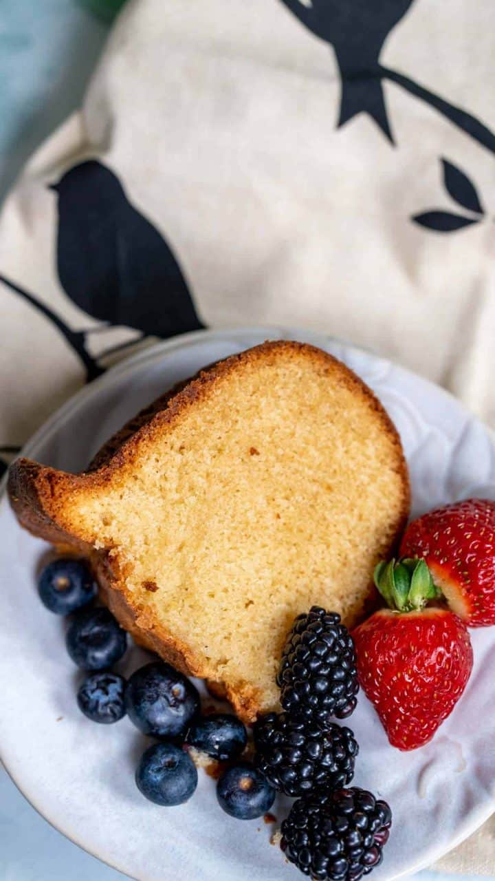 Close up of the slice of the cake with berries around.