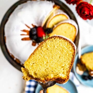 old fashioned sour cream pound cake featured image.