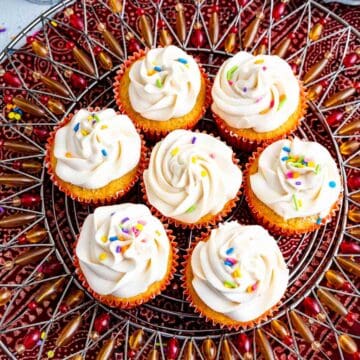 vanilla cupcakes with oil featured image.