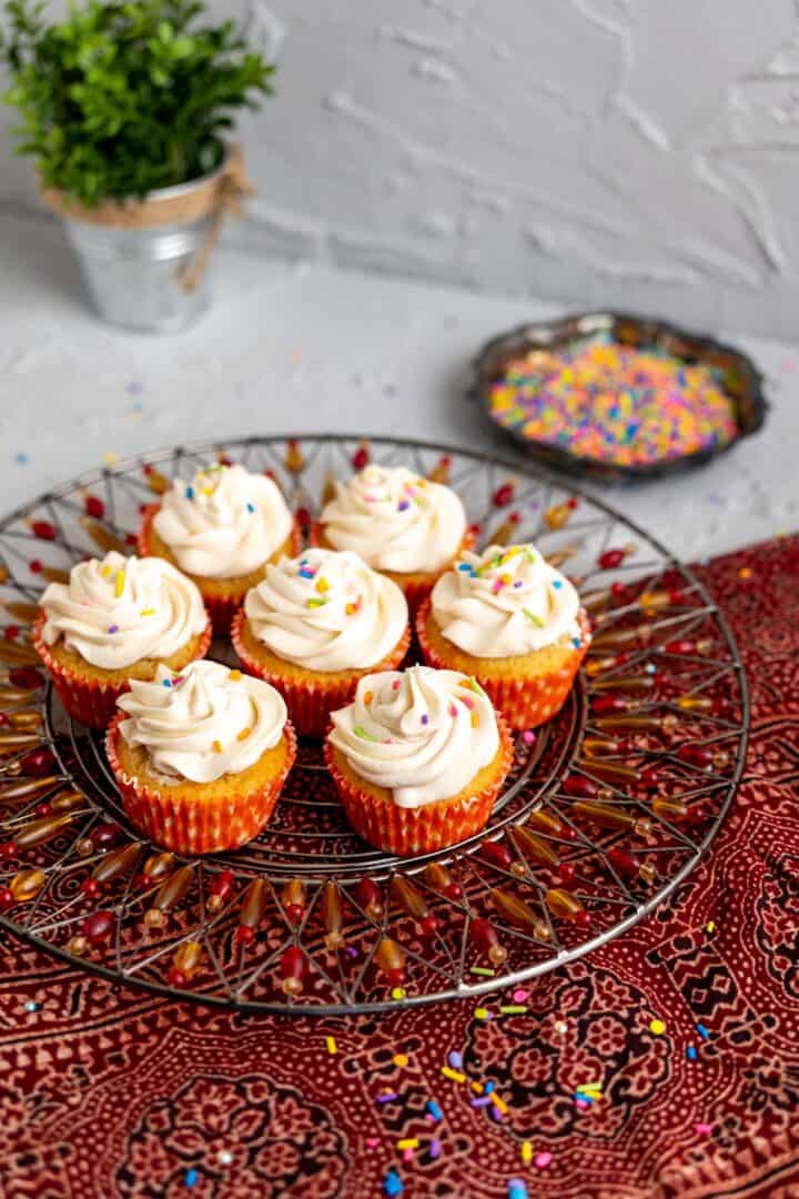 cupcakes on the table on a decorative plate.