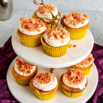 strawberry crunch cupcakes featured shot.