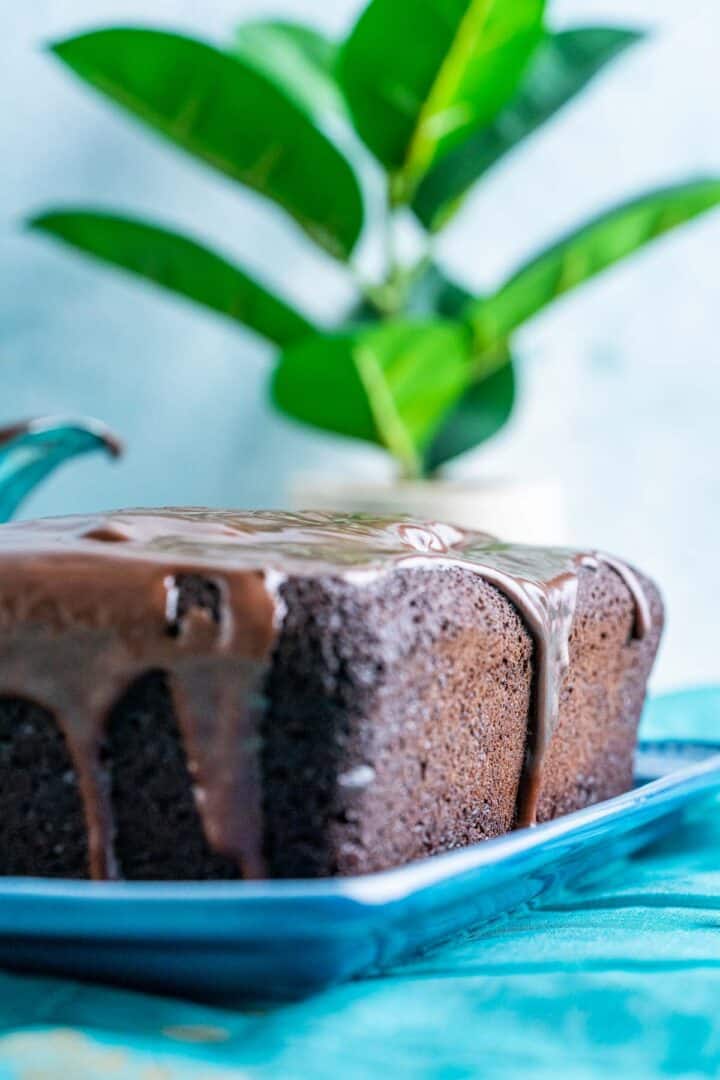 close shot of brownie cake in a blue plate.